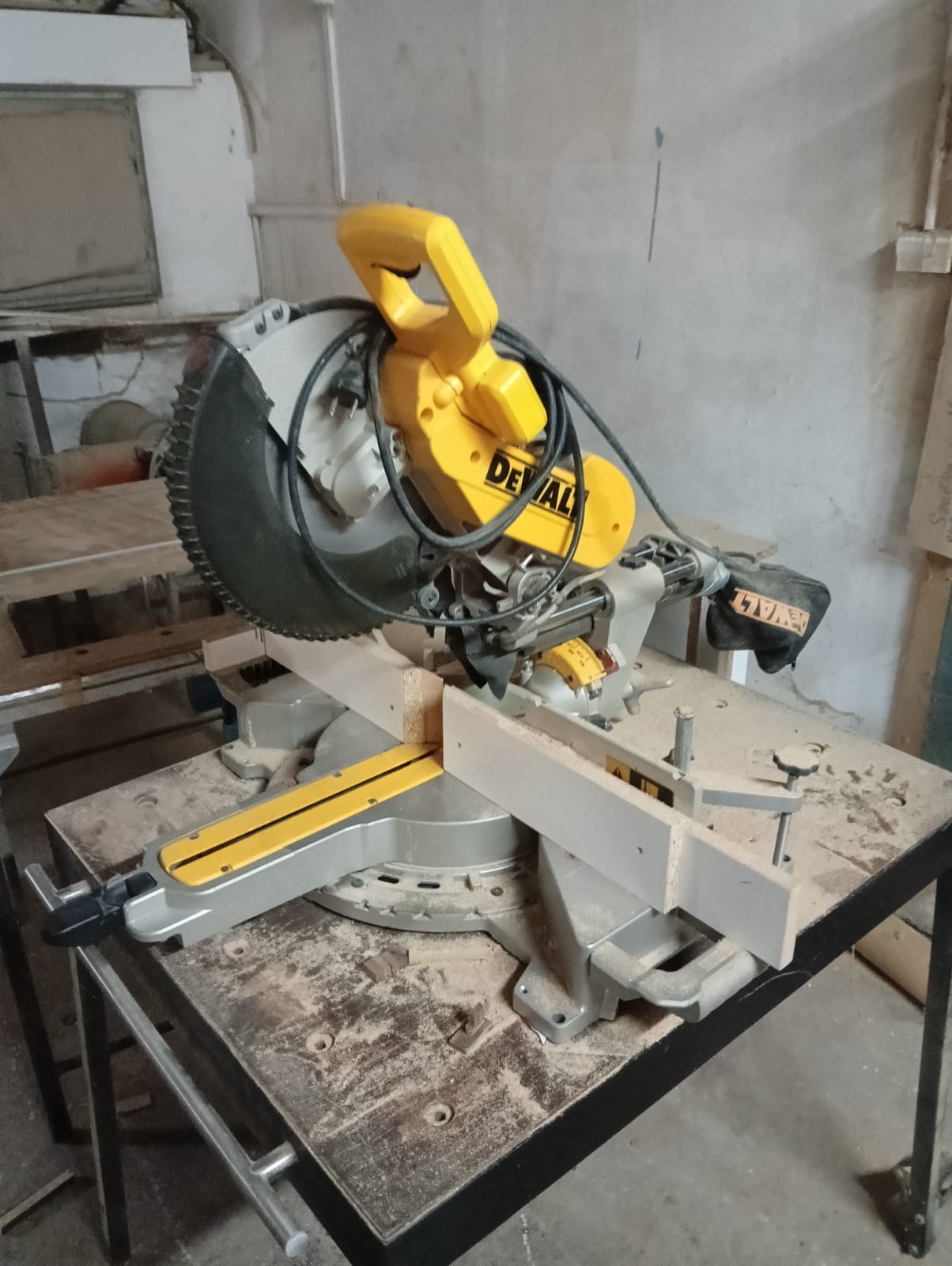 Ukośnica Dewalt DWS 780