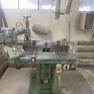 Frezarka dolnowrzecionowa z posuwem